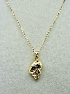 18 KT Gold Plated Shell Pendant Necklace